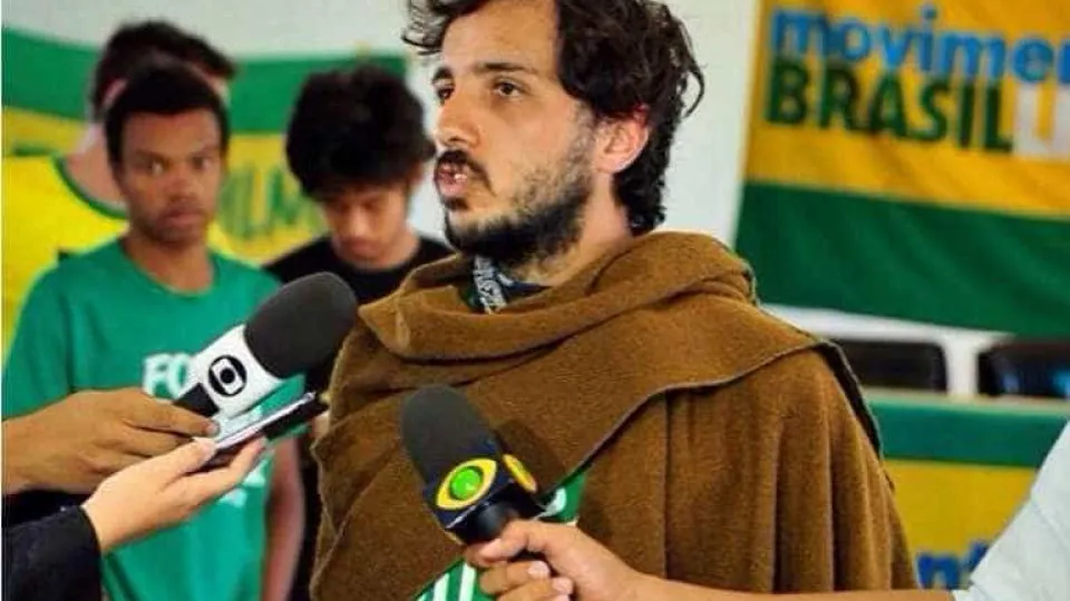 Renan Santos mira ataques a Flávio em evento do Missão e defende 'matar quem roubar'