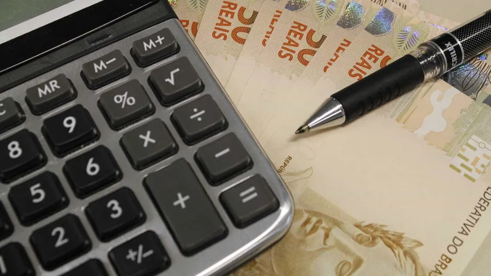 Empresas preveem crescimento menor e até recessão para 2027, com juro alto e inadimplência