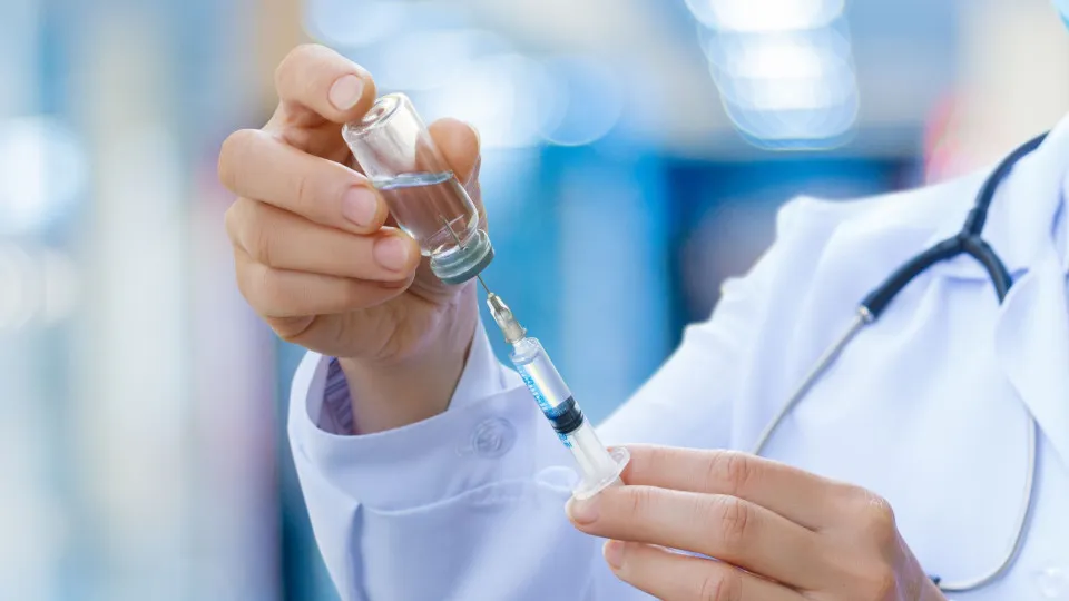 Anvisa atualiza vacinas contra Covid para acompanhar variantes em circulação