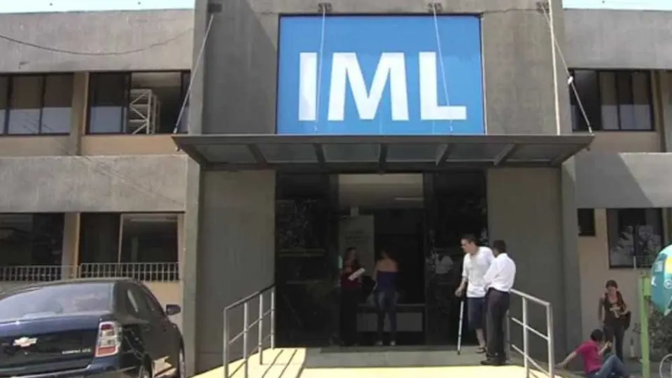 Nove dias após a morte, corpo de menino agredido pelo pai segue no IML; Justiça cobra resposta