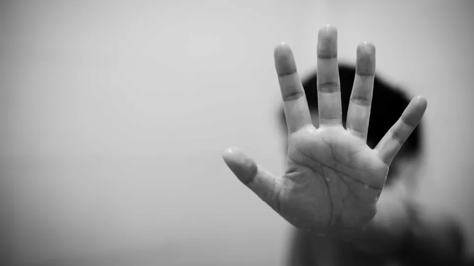 Mãe é suspeita de queimar mãos do filho com colher quente como castigo