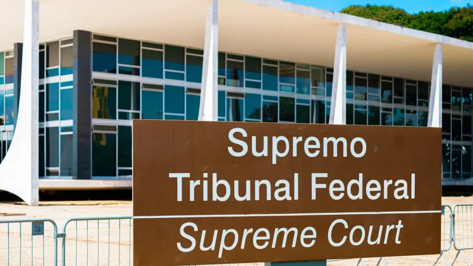 Homem é retirado do STF após tentar entrar dizendo ser "imperador"