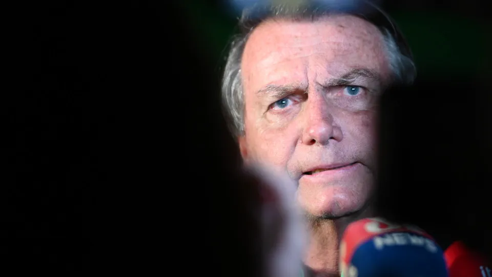 Moraes prorroga prisão domiciliar de Bolsonaro