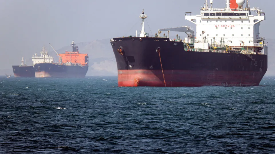 Petróleo volta a subir após Irã anunciar fechamento do estreito de Hormuz