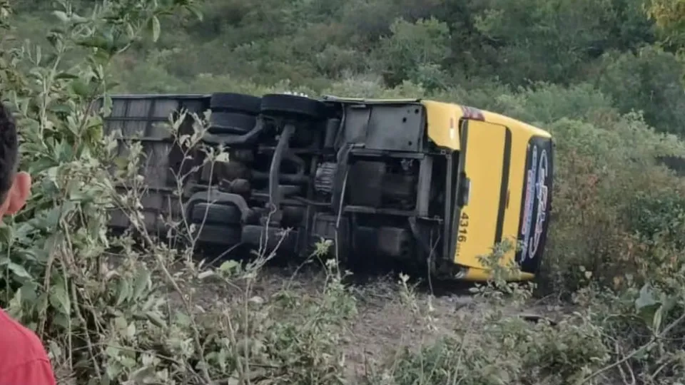 Acidente com ônibus de romeiros deixa dois mortos e 21 feridos no Ceará