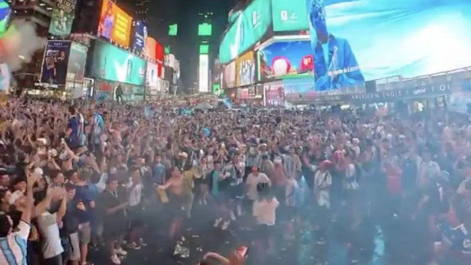 Torcedores da Argentina causam 'loucura' na Times Square noite adentro