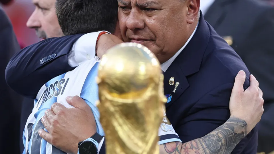 Escândalo pós-Copa abala Argentina com fortuna, celulares e FBI; entenda