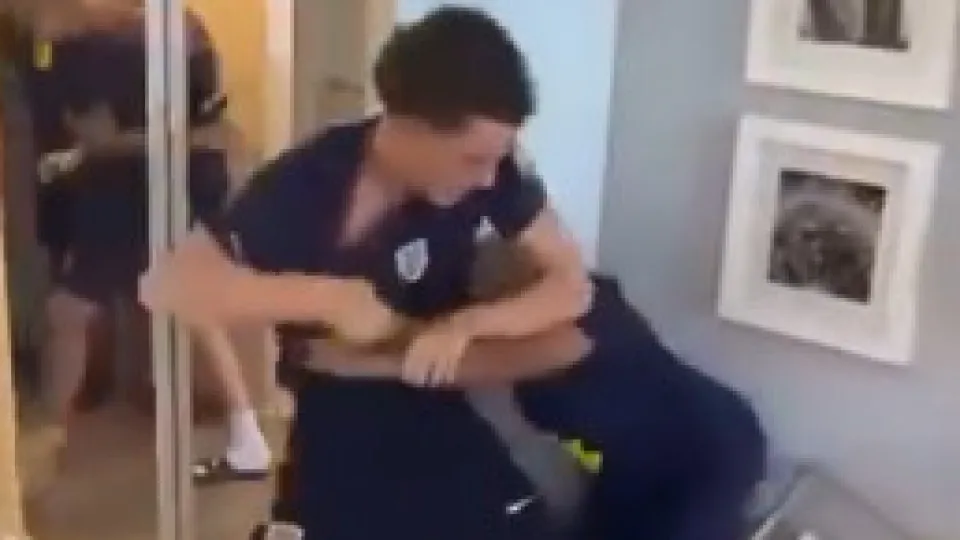 Vídeo de agressão brutal na seleção sub-16 choca a Inglaterra; veja