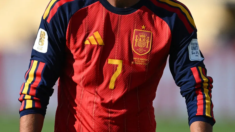 PSG anuncia a contratação de Ferran Torres, herói do título mundial da Espanha