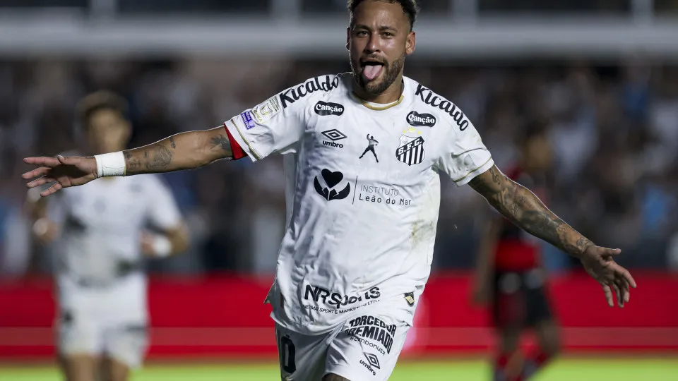 Neymar marca duas vezes, Flamengo tropeça e Palmeiras encosta no líder