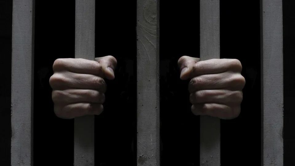 Mãe é presa suspeita de tentar matar a filha de 4 anos durante "ritual"