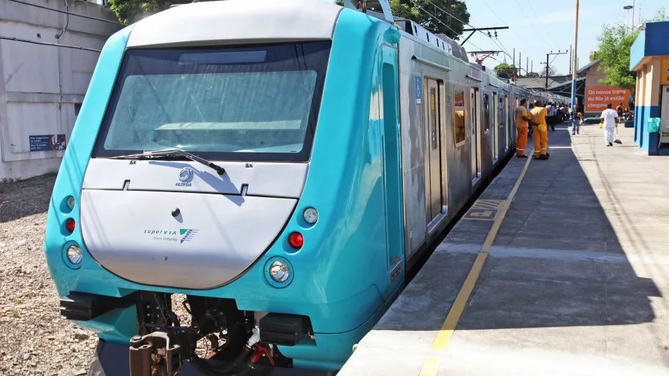 Trens do RJ têm trechos suspensos e atrasos após ventos fortes