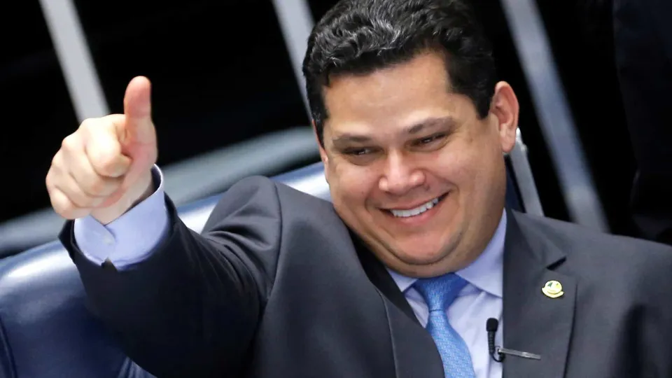 Alcolumbre sinaliza que pode acelerar 6x1