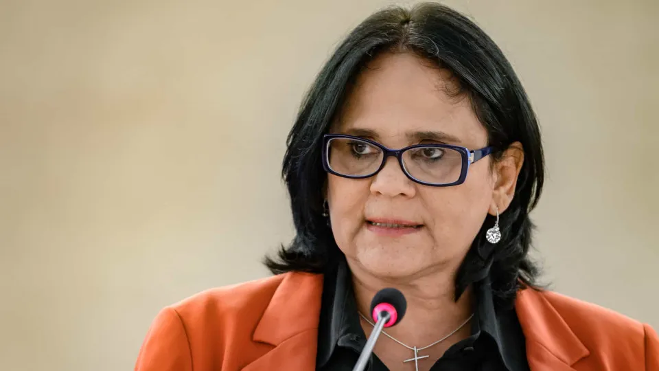 Valdemar e Damares tentam apaziguar relação entre Michelle e Flávio Bolsonaro