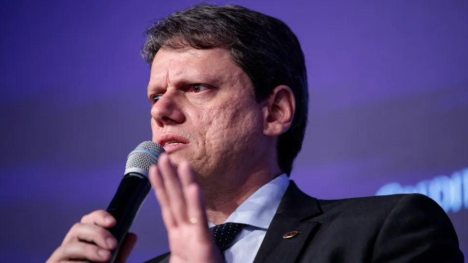 Tarcísio diz confiar nas urnas após fala de Flávio Bolsonaro em evento com embaixadores