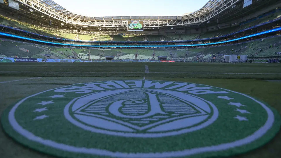Palmeiras tenta regularizar atacante camaronês para duelo com o Coritiba