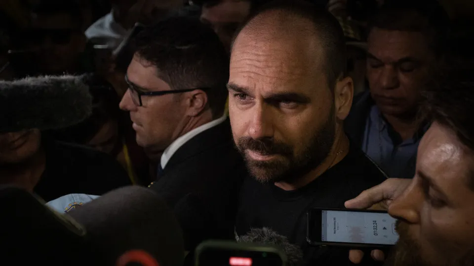 Caixa coloca apartamento de Eduardo Bolsonaro em leilão