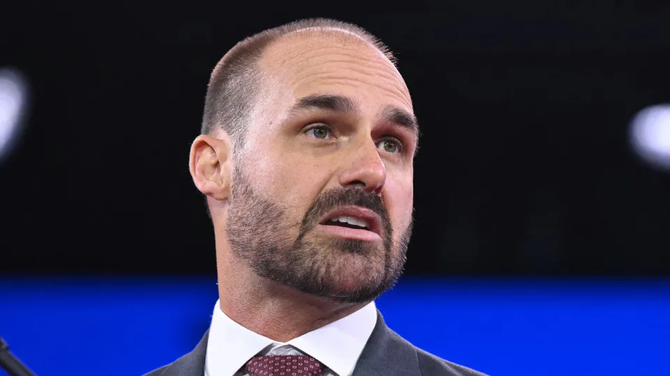 PF encerra processo e decide demitir Eduardo Bolsonaro por abandono de cargo