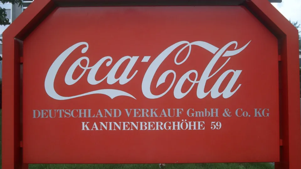 Coca-Cola supera expectativas no 2º trimestre e eleva guidance