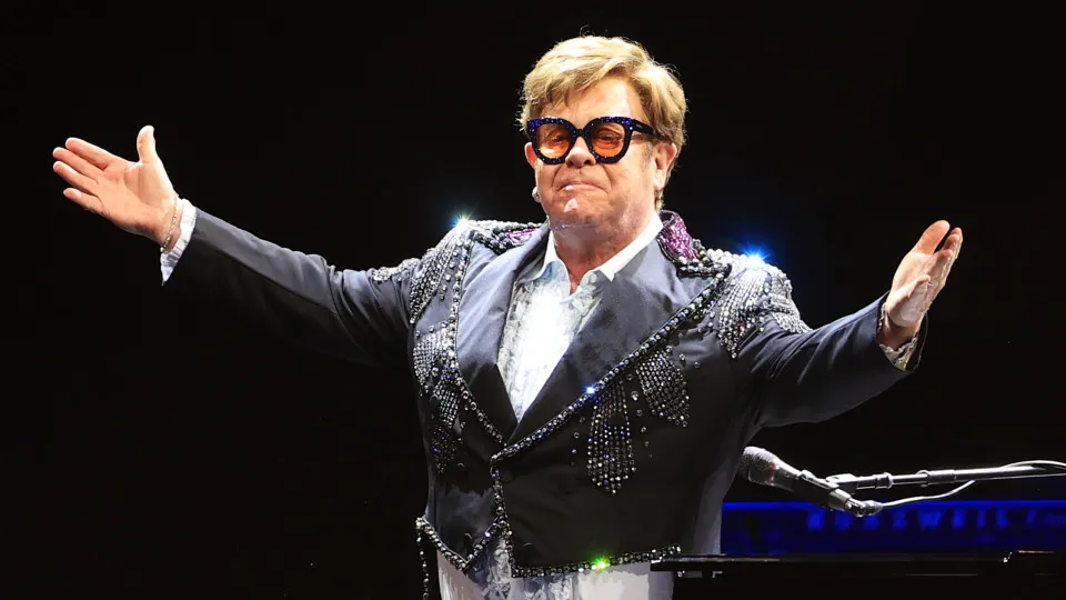 Elton John perde a paciência com princípe Harry após pedidos de dinheiro