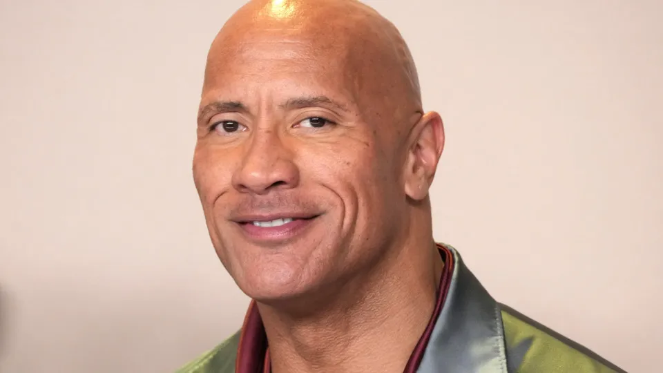The Rock canta samba famoso na voz de Zeca Pagodinho ao lado de Péricles no Rio