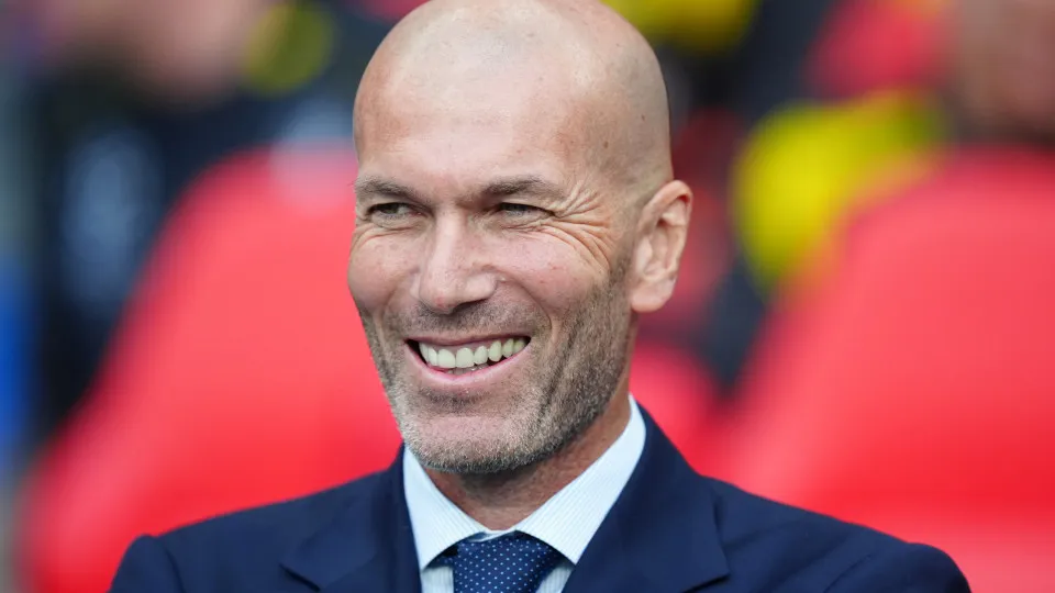 Zidane assume seleção da França e assina contrato até 2030
