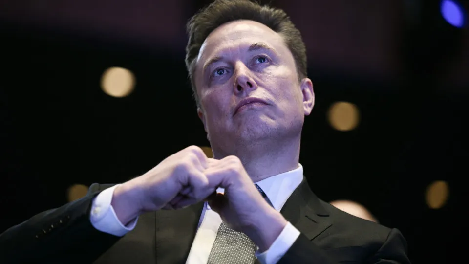 Musk ironiza Sam Altman após Apple acusar OpenAI de roubo de segredo industrial