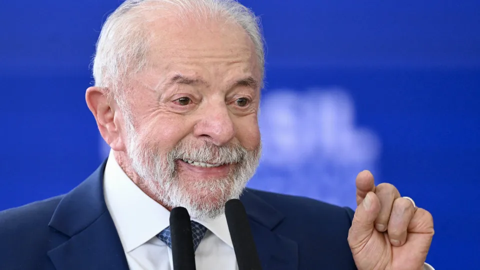Lula defende submarino nuclear e diz que Brasil não pode ficar 'de cabeça baixa a vida inteira'