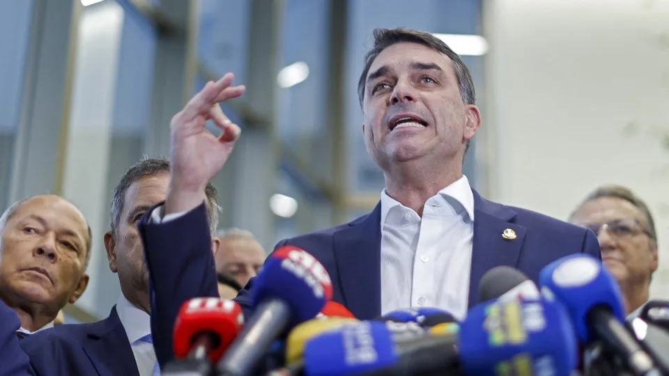 Flávio Bolsonaro recebeu R$ 500 mil de empresa ligada a consultoria que operou com o Master