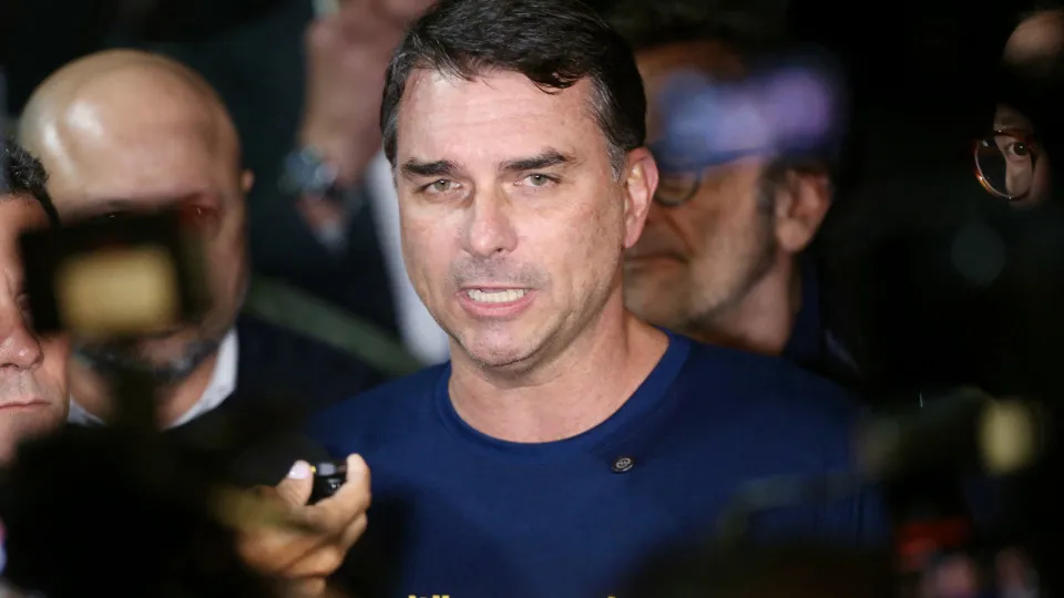 TSE manda retirar vídeo de Flávio Bolsonaro que associa Lula ao PCC e ao Comando Vermelho
