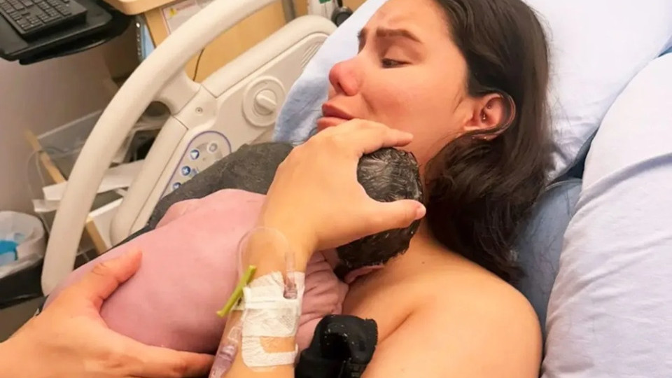 Jovem dá à luz dormindo e bebê fica protegido por cobertores