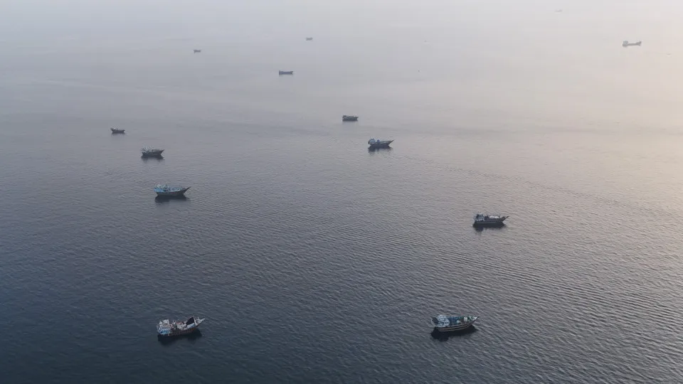 EUA atacam Irã após ofensiva contra navios no Estreito de Ormuz