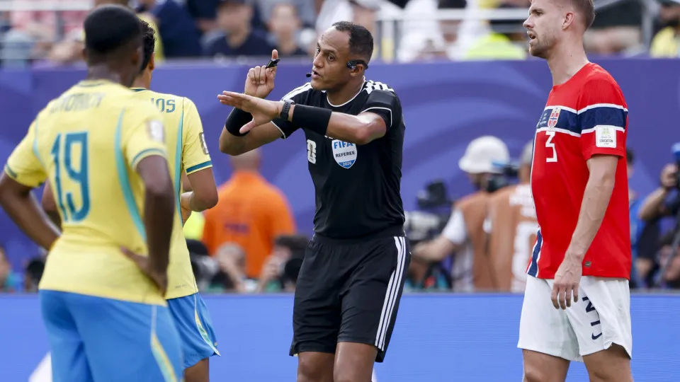 Árbitro com histórico ligado a Messi apitará Inglaterra x Argentina