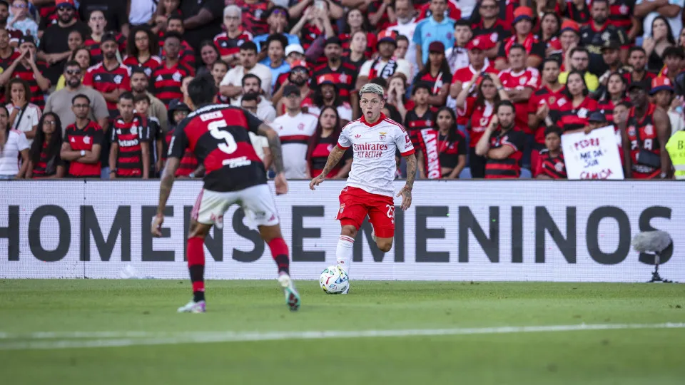 Argentino do Benfica reage às vaias do Flamengo com recado nas redes