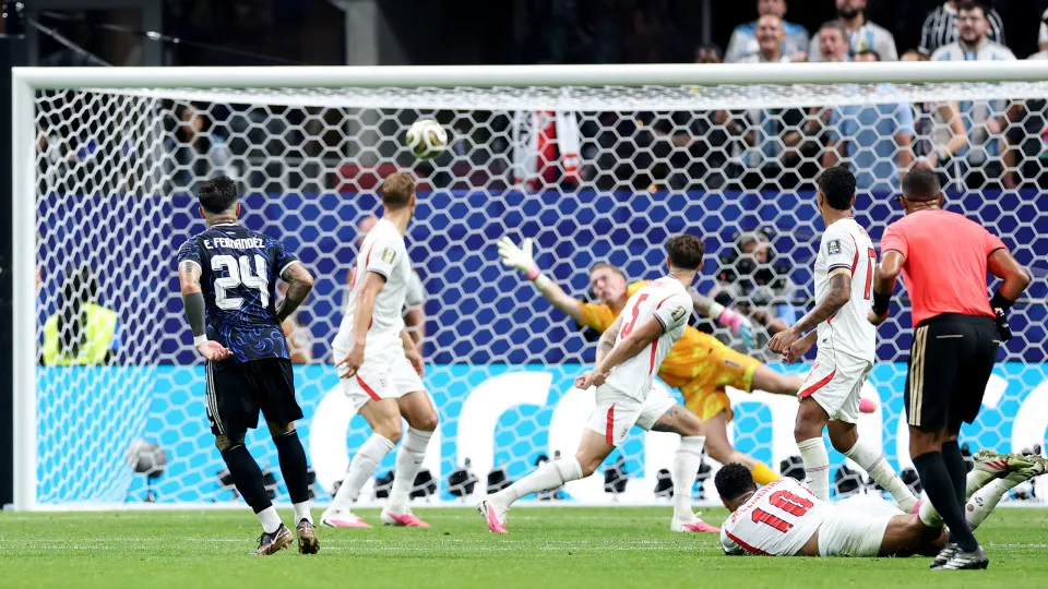 No sufoco, Argentina vira, bate a Inglaterra e avança pra final da Copa