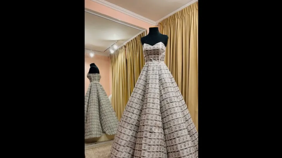 Estilista cria vestido de noiva com "lixo" das figurinhas da Copa; veja