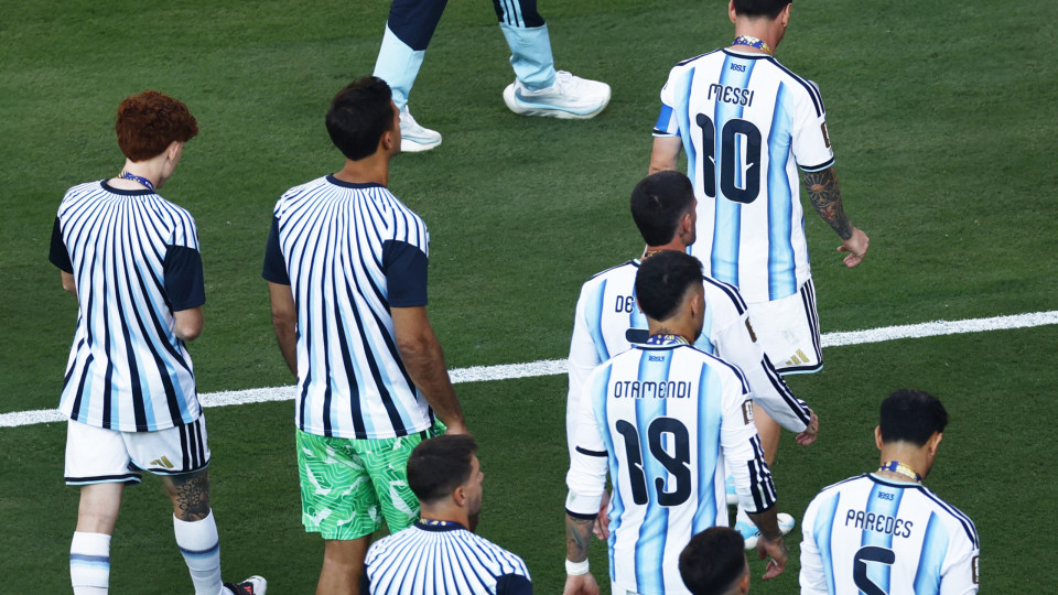 Argentina vira as costas para a Espanha durante entrega da taça