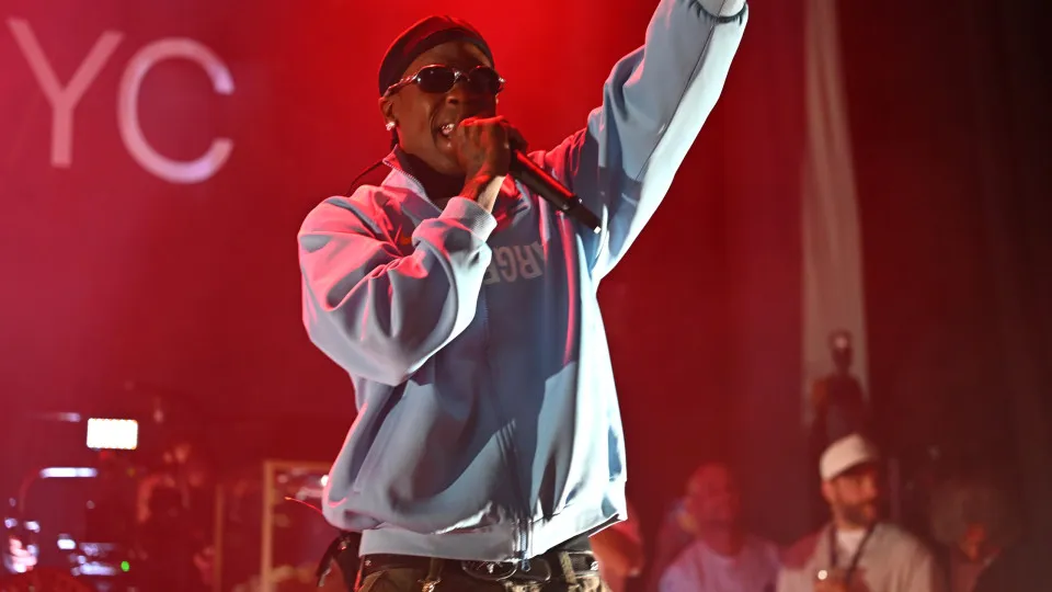 Travis Scott leva filha ao palco e é criticado nas redes sociais