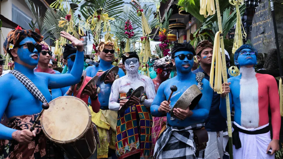 Ritual transforma ruas de Bali em desfile de cores e espiritualidade