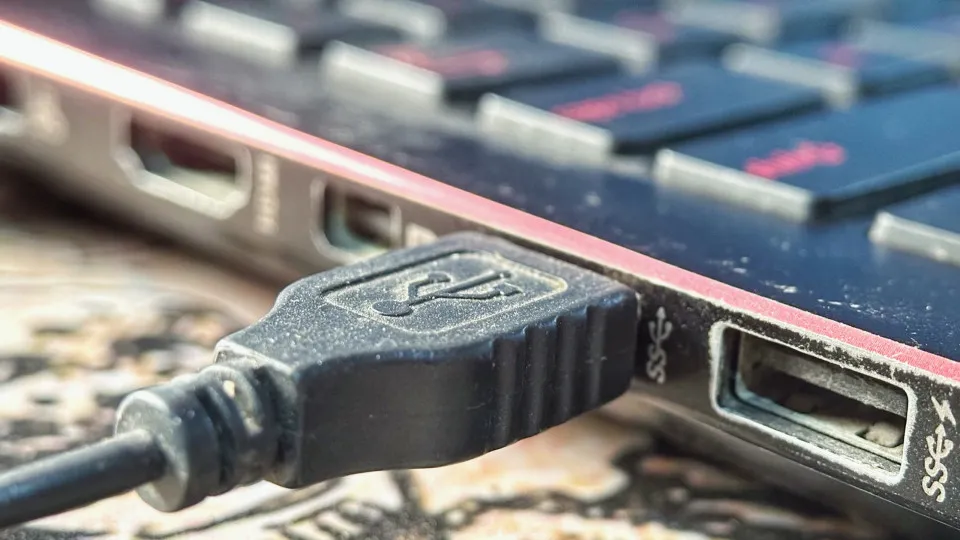 Como limpar a porta USB do celular ou notebook sem causar danos