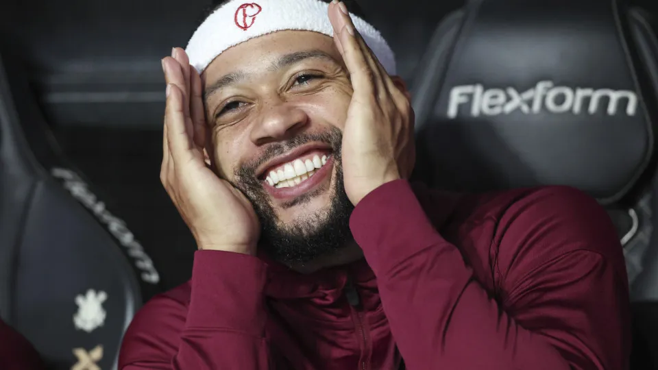 Memphis é aguardado no Corinthians terça-feira para fechar renovação