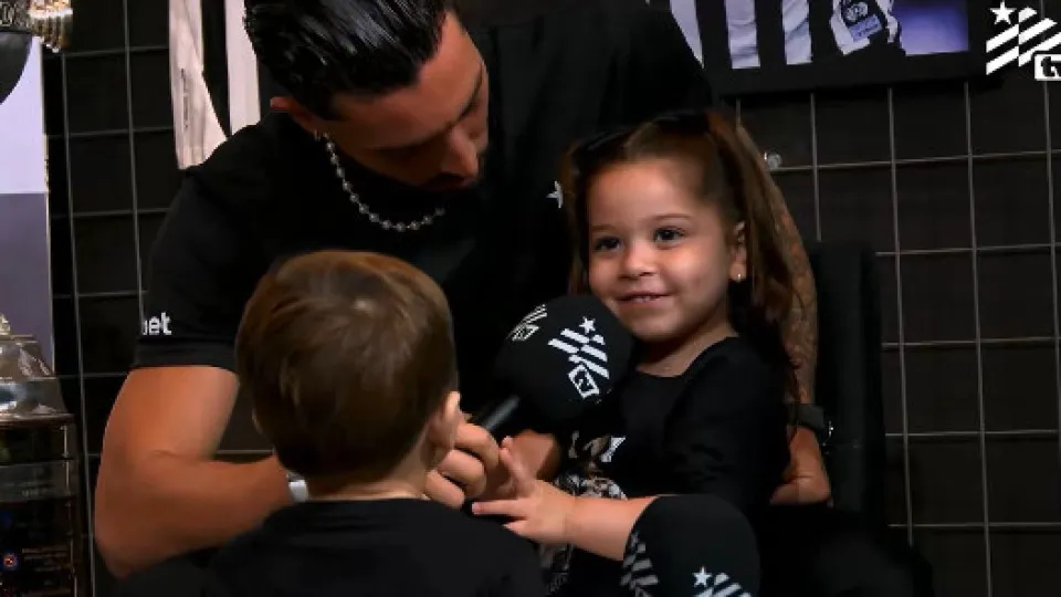 Filha de Alex Telles canta hino do Botafogo e vídeo viraliza; assista