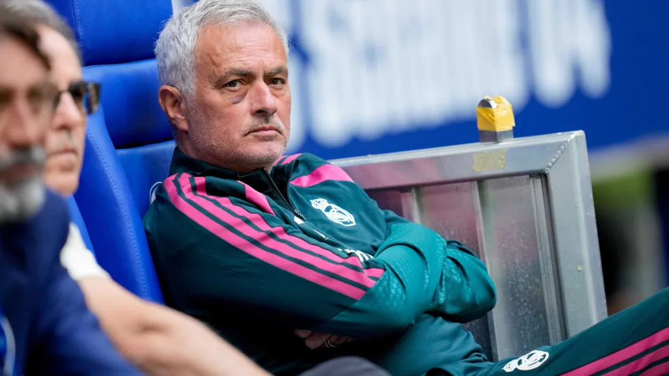 Mourinho aparece com olho roxo em jogo do Real Madrid; saiba o motivo