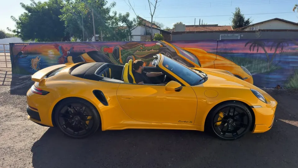 Influenciador de rifas de carros de luxo é preso com irmão em MS
