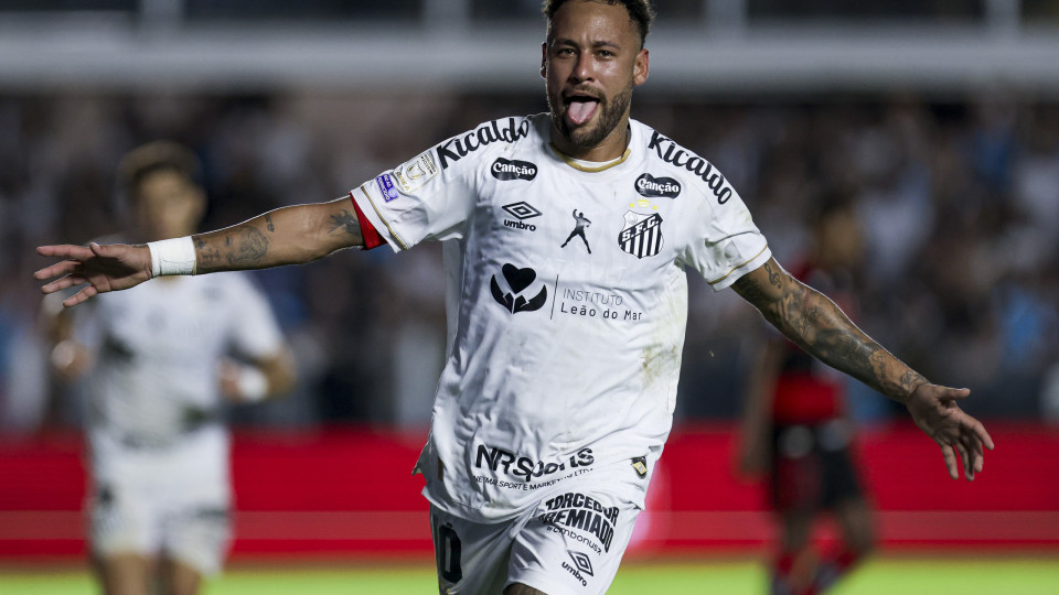 Neymar marca duas vezes, Flamengo tropeça e Palmeiras encosta no líder